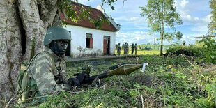 Ein Soldat mit Waffe hält die Stellung