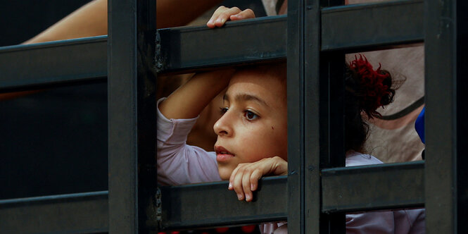 Ein palästinensisches Mädchen in Gaza auf der Flucht