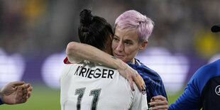 Ali Krieger und Megan Rapinoe umarmen sich auf dem Spielfeld