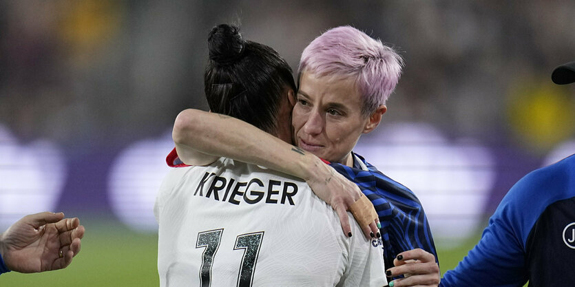 Ali Krieger und Megan Rapinoe umarmen sich auf dem Spielfeld