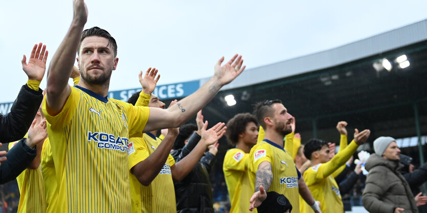 Braunschweiger Spieler feiern vor der Tribüne