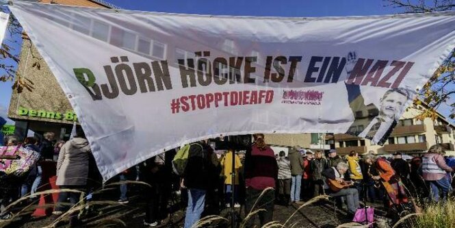 Björn Höcke ist ein Nazi steht steht auf einem Banner von Demonstranten