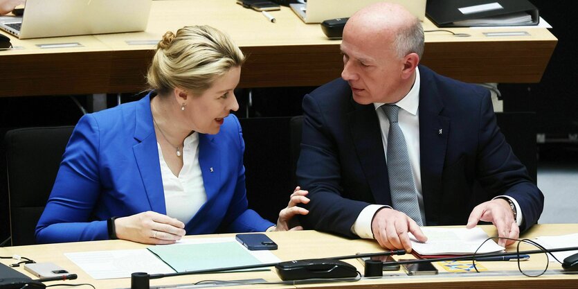 Das Bild zeigt Vize-Regierungschefin Franziska Giffey (SPD) neben Regierungschef Kai Wegner (CDU).