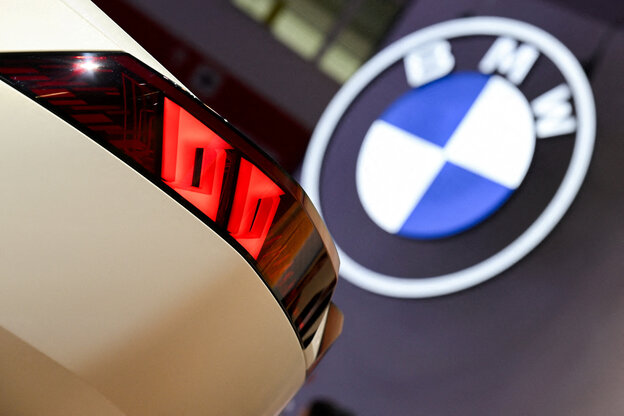 Ein BMW-Auto vor dem Logo des Autobauers