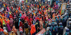 Protest von Textilarbeiter*innen in Bangladesch