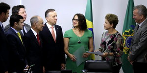 Dilma Rousseff umringt von Kongressabgeordneten