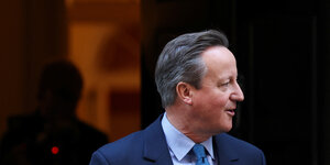 David Cameron vor der Downing Street Nummer 10