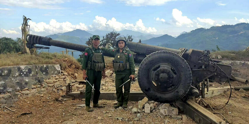 Zwei Rebellen vor einer eroberten Artillerie-Kanone bei Kunlong im nordöstlichen Shan-Staat.