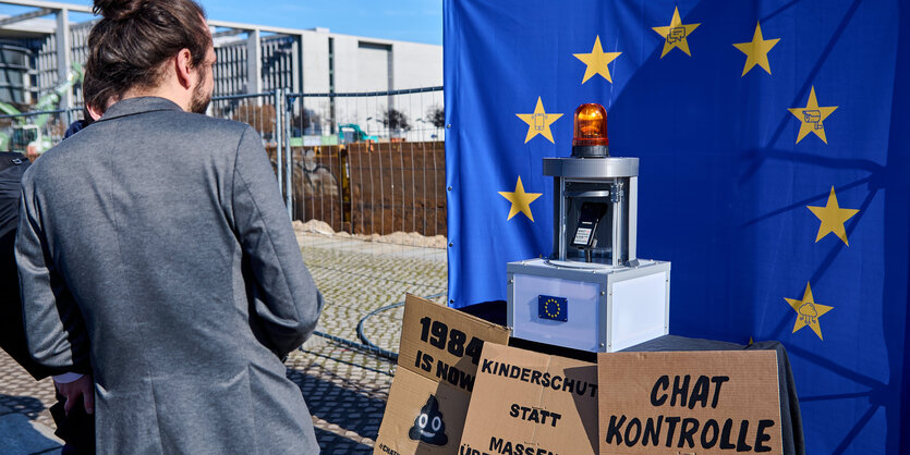 Aktivisten der Grundrechteorganisation digitalcourage protestieren mit eine Kundgebung auf dem Reichstagswiese gegen Chatkontrolle