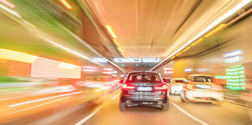 Autos fahren durch einen Tunnel