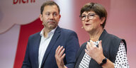 Lars Klingbeil, SPD-Bundesvorsitzender, und Saskia Esken, SPD-Bundesvorsitzende, sprechen bei der Eröffnung vom SPD-Debattenkonvent