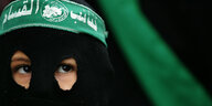 Ein von der Hamas rekrutierter Junge mit schwarzer Gesichtsmaske