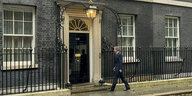 David Cameron betritt Downing Street 10 in London