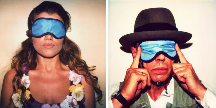 Die Comedian Anke Engelke und der Künstler Joseph Beuys, mit Schlafbrille fotografiert