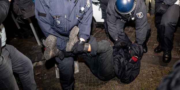 Die Berliner Polizei nimmt auf der Demonstration «Take back the night.» in Berlin-Kreuzberg eine Teilnehmerin in Gewahrsam.
