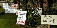 Im Dorf Upahl in Mecklenburg-Vorpommern stehen Schilder mit flüchtlingsfeindlichen Aufschriften wie "Upahl sagt immer noch Nein"