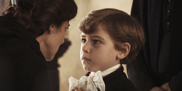Filmstill: ein kleiner Junge hört seiner Mutter zu