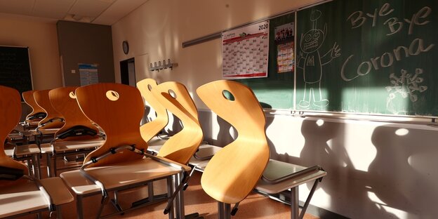 Ein leeres Klassenzimmer während der Coronapandemie