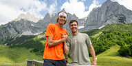 Alexander und Mischa Zverev am Tennisnetz. Im Hintergrund Bergpanorama