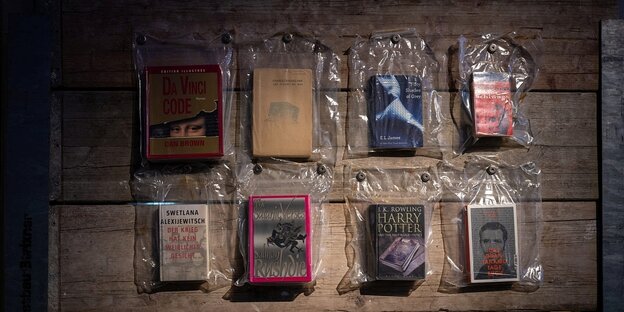 Bücher sind in Plastikfolie eingewickelt