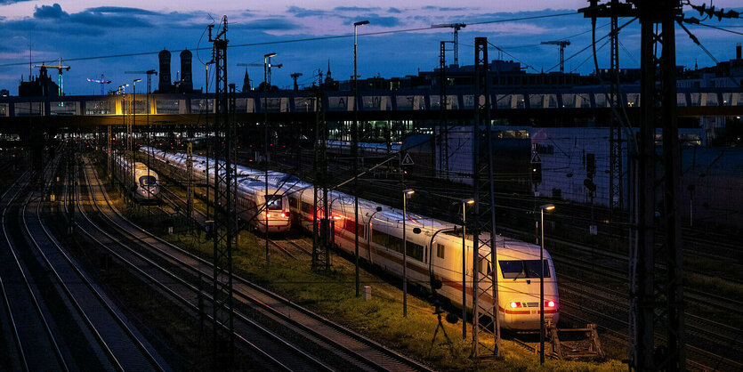 ICE-Züge in der Dämmerung