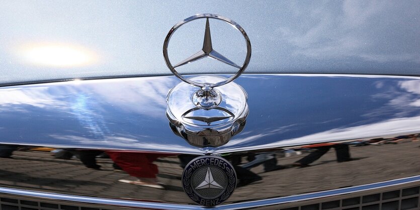 Mercedesstern auf Kühlerhaube