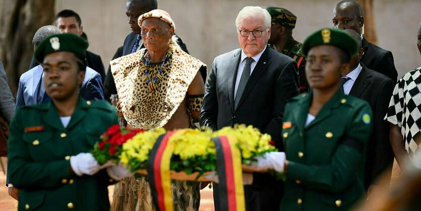 Steinmeier am Denkmal im Memorial Park in Tansania