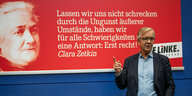 Dietmar Bartsch vor einem Plakat mit einem Spruch von Clara Zetkin