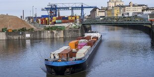 Frachtschiff am Containerhafen in Frankfurt