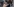 Detailaufnahme: zwei Menschen tippen Nachrichten in ihr Handy