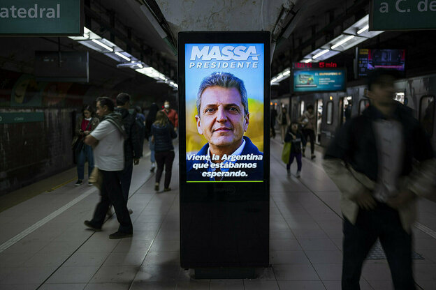 Un cartel electoral con un retrato de Sergio Massa