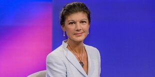 Sahra Wagenknecht in der Kulisse der Talkshow "Maischberger"