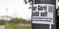 Das Bild zeigt einen Sticker mit der Aufschrift „Der Görli bleibt auf!“