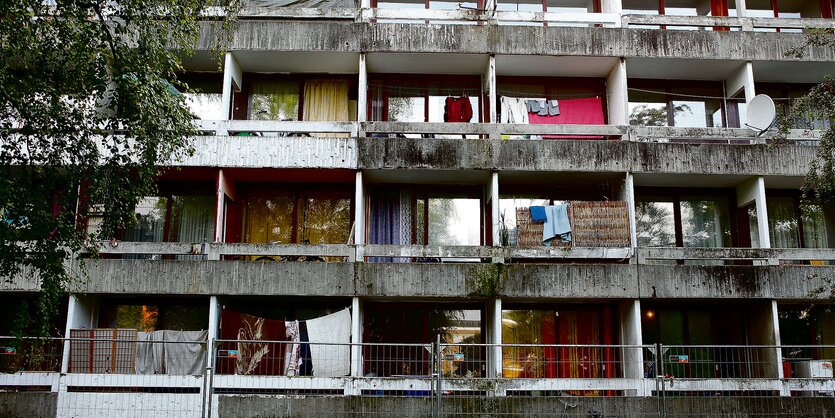 Heruntergekommene und teilweise vollgestellte Balkone des Wohnhauses am Hagenweg 20 in Göttingen.