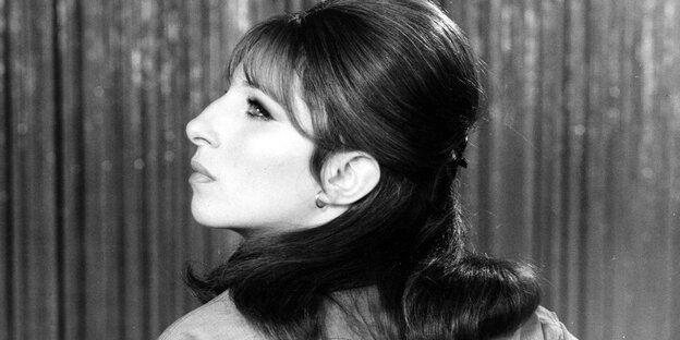 Barbara Streisand im profil, schwarz-weiß-Aufnahme