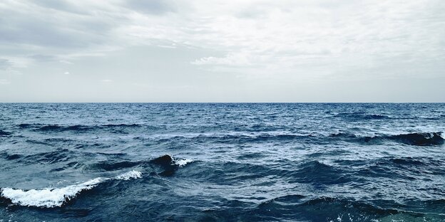 Meer, Wellen und Horizont