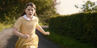 Eibhlín (Carrie Crowley) läuft einen Weg entlang in "The Quiet Girl"