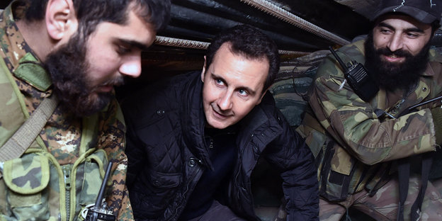 Präsident Assad mit zwei Soldaten des syrischen Militärs.