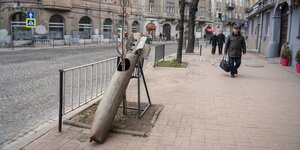 Euin Baum wächst in einer russischen Rakete, Strassenszen in Lviv