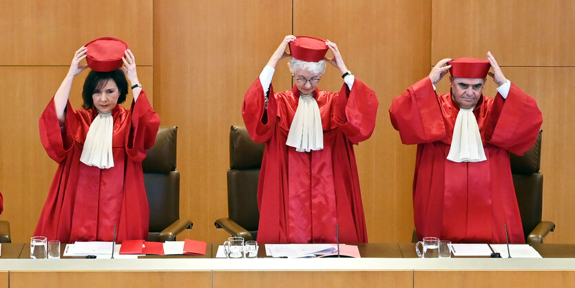 Das Bild zeigt drei Mitglieder des 2. Senats des Bundesverfassungsgerichts