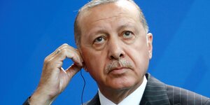 Erdogan mit einem Kopfhörer des Dolmetschers im Ohr