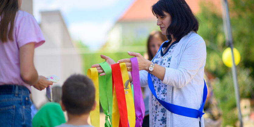 Eine Erzieherin verbringt Zeit mit Kindern