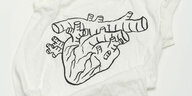 Anatomische Zeichnung eines menschlichen Herzens, gedruckt auf ein T-Shirt