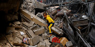 Kind auf den Trümmern eines Hauses