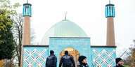 Polizeikräfte vor einer Moschee mit zwei Minaretten