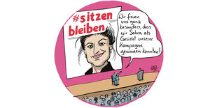 Illustration: Ein Riesenbild an einer Wand. Darauf: Sarah Wagenknecht mit dem Hashtag Sitzenbleiben. Auf der Bühne darunter sitzt ein Mann auf einem Stuhl vor Publikum, der sagt, dass er sich freut, dass sie als Gesicht für ihre Kampagne Sarah gewinnen konnten.