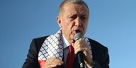 Recep Tayyip Erdogan spricht in ein Mikrofon