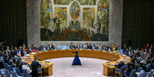 Blick in den Sicherheitsrat. Einzelne Hände sind zur Abstimmung erhoben
