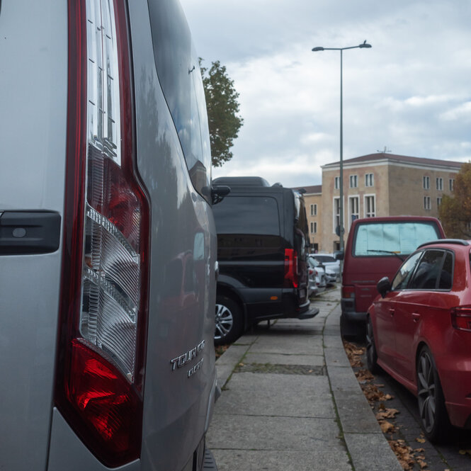 Autos parken dicht an dicht am ehemaligen Flughafen Tempelhof in Berlin