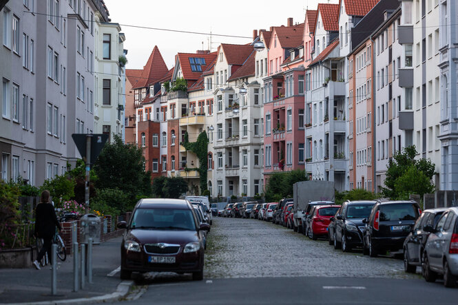 Parkende Autos in einer Wohnstraße in Hannover